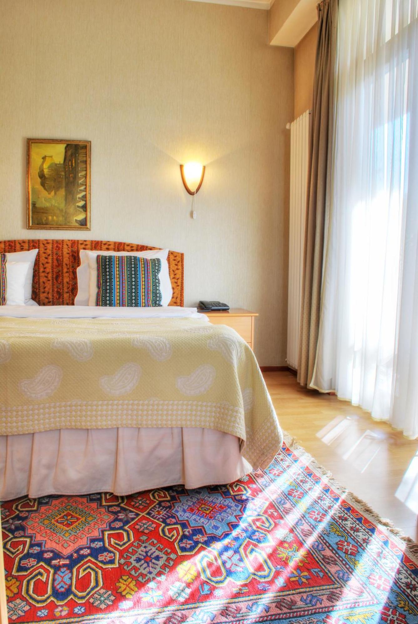 Urban Lodge Hotel Rooms And Suits Τυφλίδα Εξωτερικό φωτογραφία