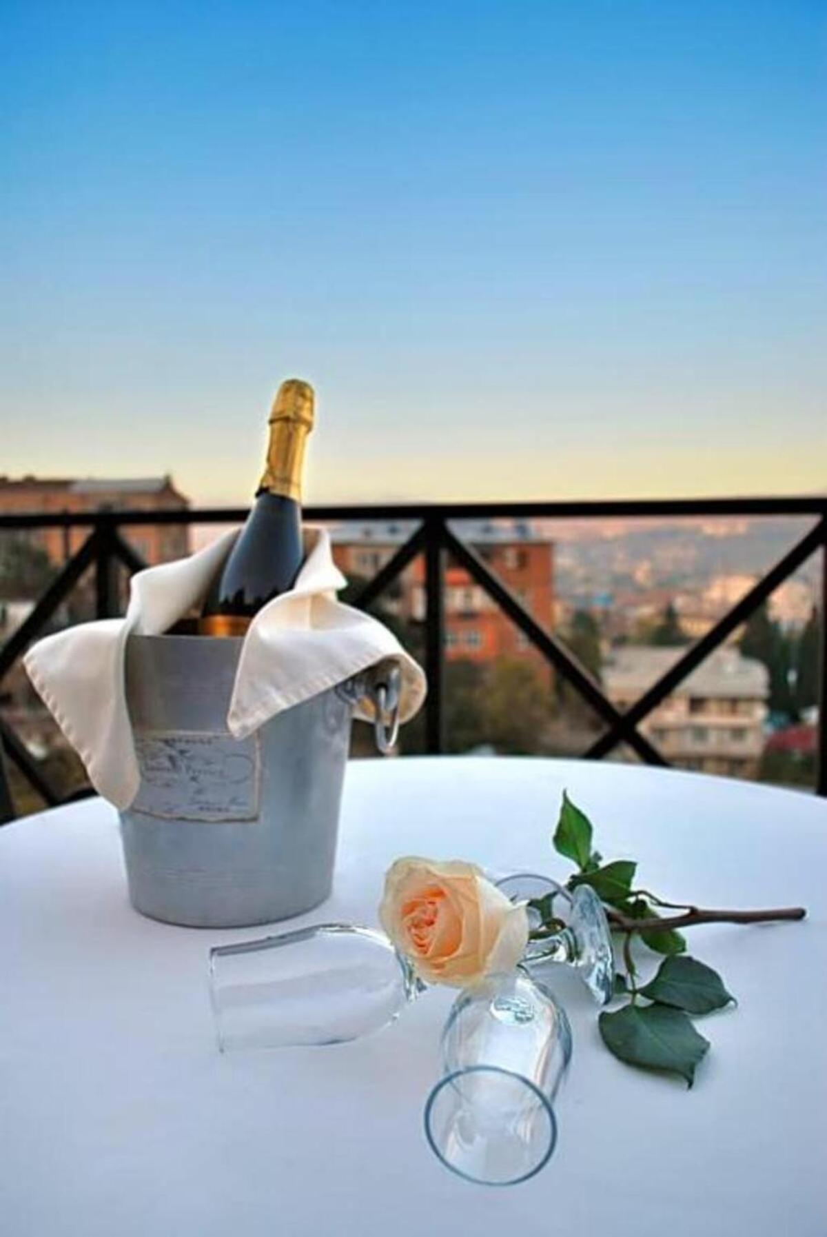 Urban Lodge Hotel Rooms And Suits Τυφλίδα Εξωτερικό φωτογραφία