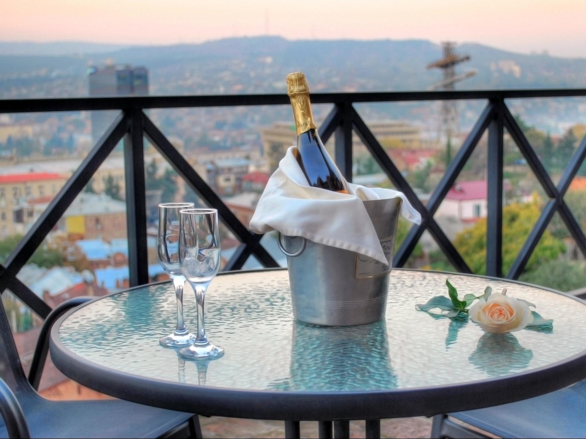 Urban Lodge Hotel Rooms And Suits Τυφλίδα Εξωτερικό φωτογραφία