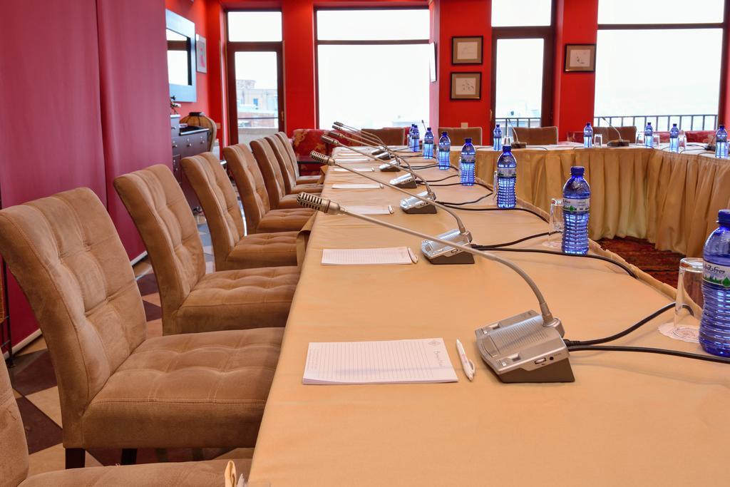 Urban Lodge Hotel Rooms And Suits Τυφλίδα Εξωτερικό φωτογραφία