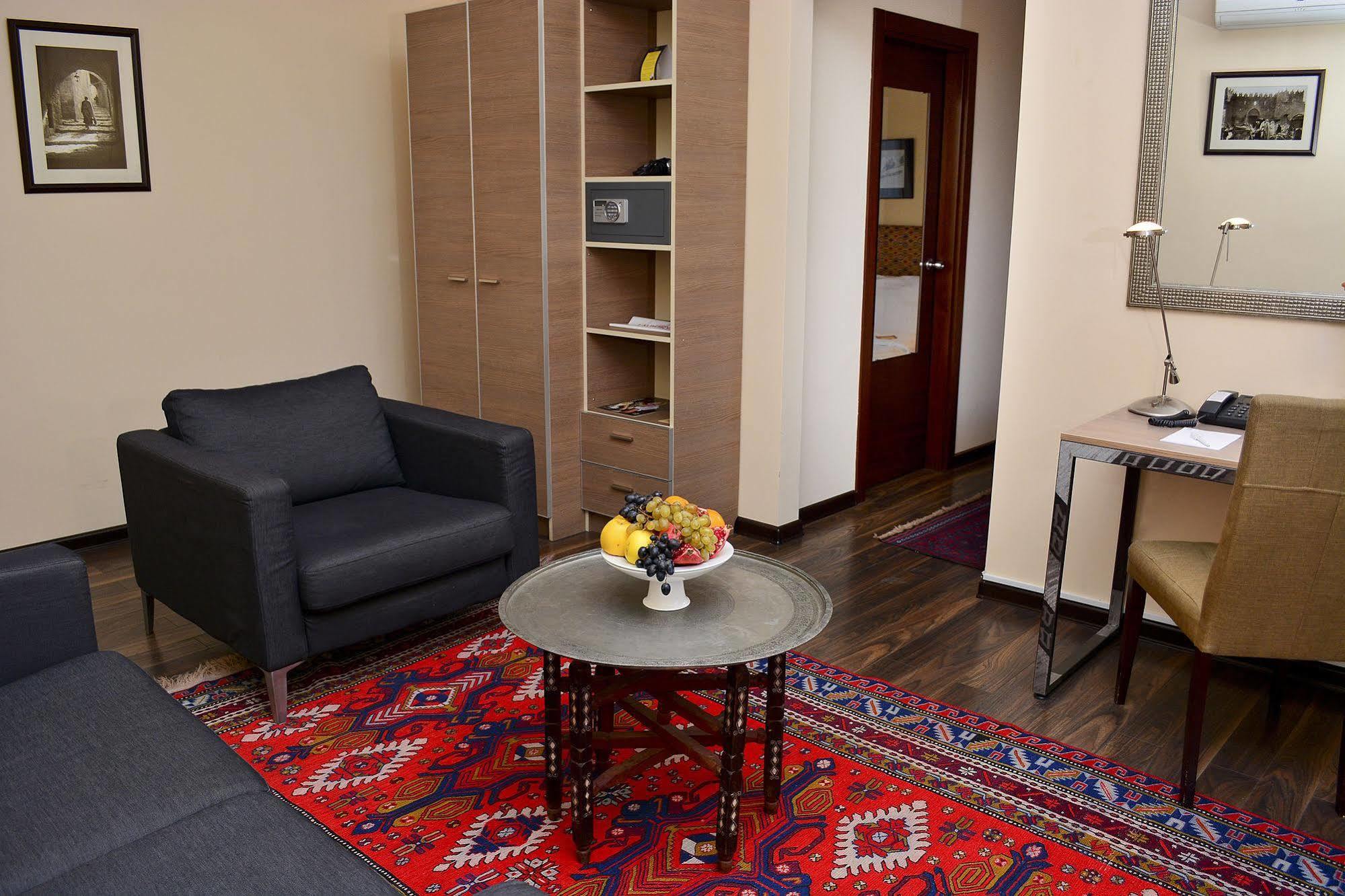 Urban Lodge Hotel Rooms And Suits Τυφλίδα Εξωτερικό φωτογραφία